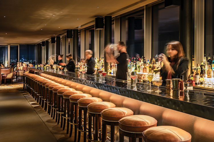 Bar finition polie brillante martelée design par Philippe Stark pour le TOO Hôtel à Paris